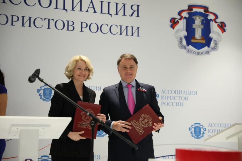 Соглашение о сотрудничестве между Росреестром и Ассоциацией юристов России, подписанное на торжественной церемонии запуска III Всероссийского правового диктанта