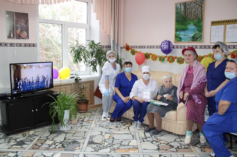 В Саратове росреестровцы поздравили с 90-летием жителей подшефного дома престарелых