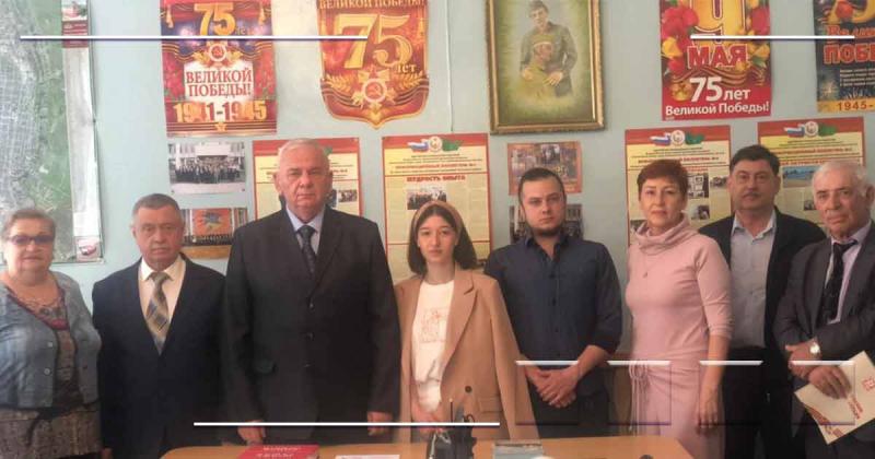 Издание «Имена героев на карте России» передано молодежным советом Росреестра Адыгеи совету ветеранов города Майкопа 