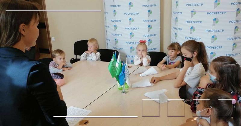 В «Семейный день» в алтайском Росреестре  родители рассказывали детям о своей работе