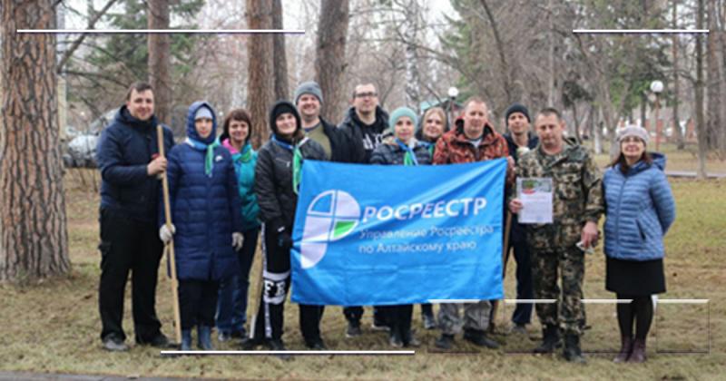 Сотрудники Управления Росреестра по Алтайскому краю облагородили территорию «Дома ветеранов» 