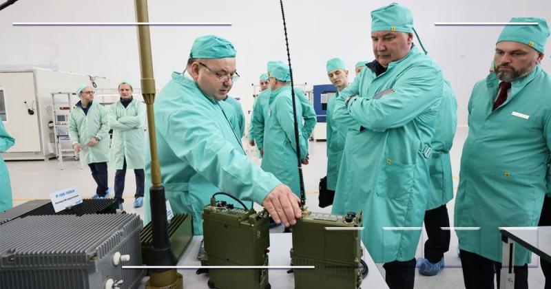 Глава Роскосмоса Дмитрий Рогозин провел выездное совещание на Ярославском радиозаводе