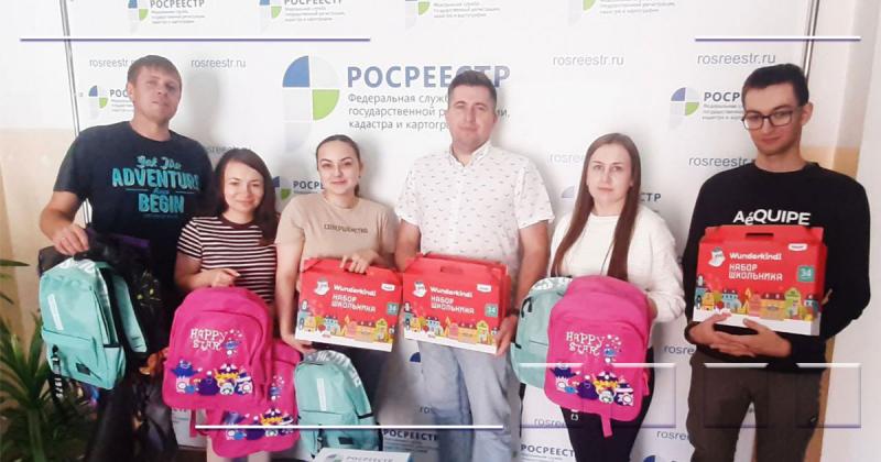 Накануне Дня знаний представители омского Росреестра и члены Молодежного совета Управления побывали в детском доме № 3 