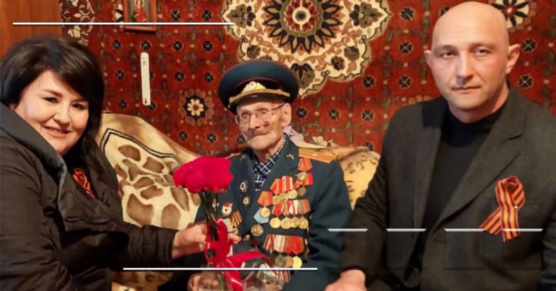 Накануне Дня Победы Алтайский Росреестр побывал в гостях у 104-летнего ветерана Великой Отечественной войны Зиновия Ивановича Геришенко