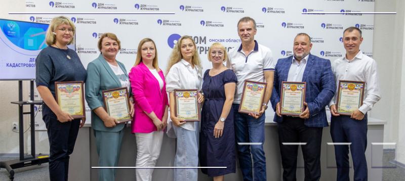 В честь профессионального праздника эксперты омского Росреестра рассказали о новом сервисе поиска кадастрового инженера и наградили лучших представителей СРО в регионе