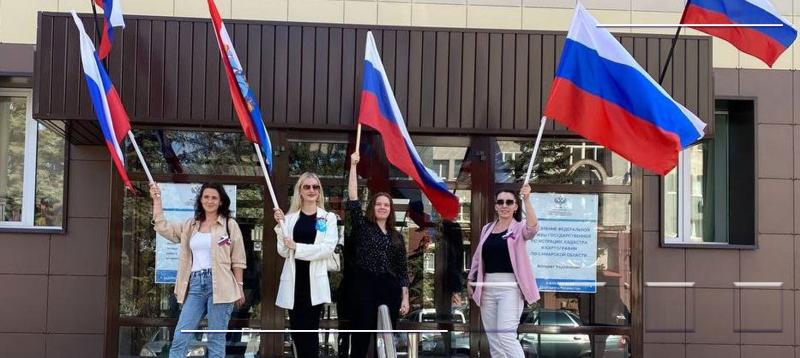 Сотрудники самарского Росреестра приняли участие в автопробеге в честь Государственного флага России