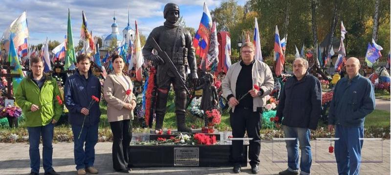 Сотрудники Росреестра возложили цветы к памятнику «Во имя жизни»