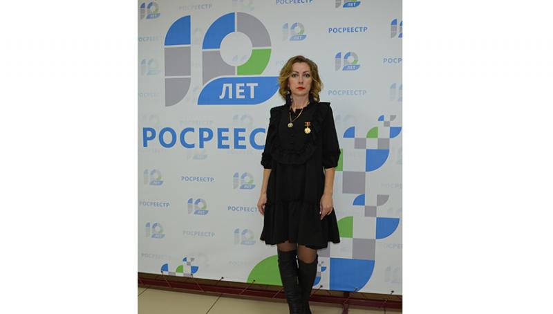 Лучший государственный регистратор 2020 года Алтайского Росреестра работает в Хабарах