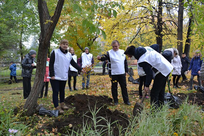 «Лес Победы» высадили сотрудники Управления Росреестра по Челябинской области